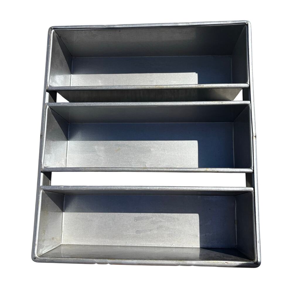 GUC Chicago Metallic 461-3 Commercial 3-Strap Loaf Pans 13x4x4" Deep